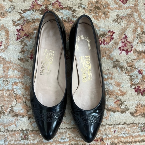 Vintage 80s Salvatore Ferragamo Black Patent Leather Kitten Block Heels 8.5 AA - Picture 2 of 5